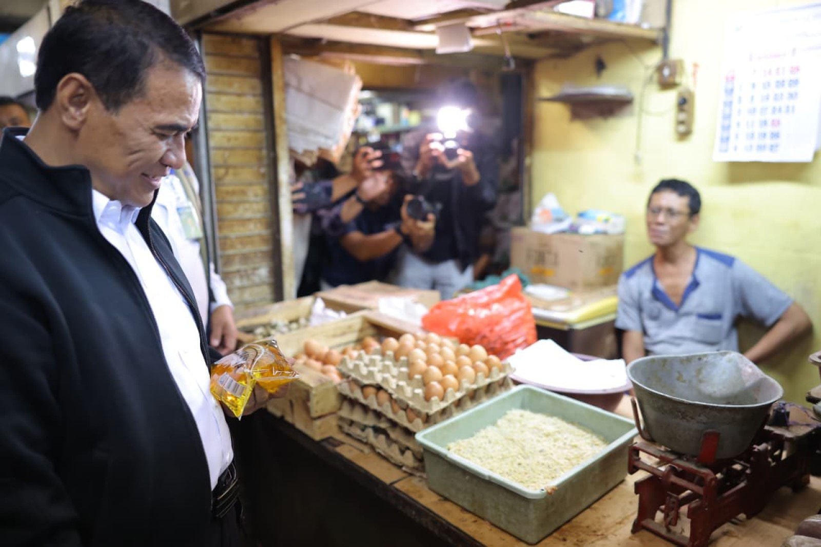 Sidak Pasar Jelang Nataru, Mentan Amran: Mayoritas Harga Pangan Stabil dan di Bawah HET