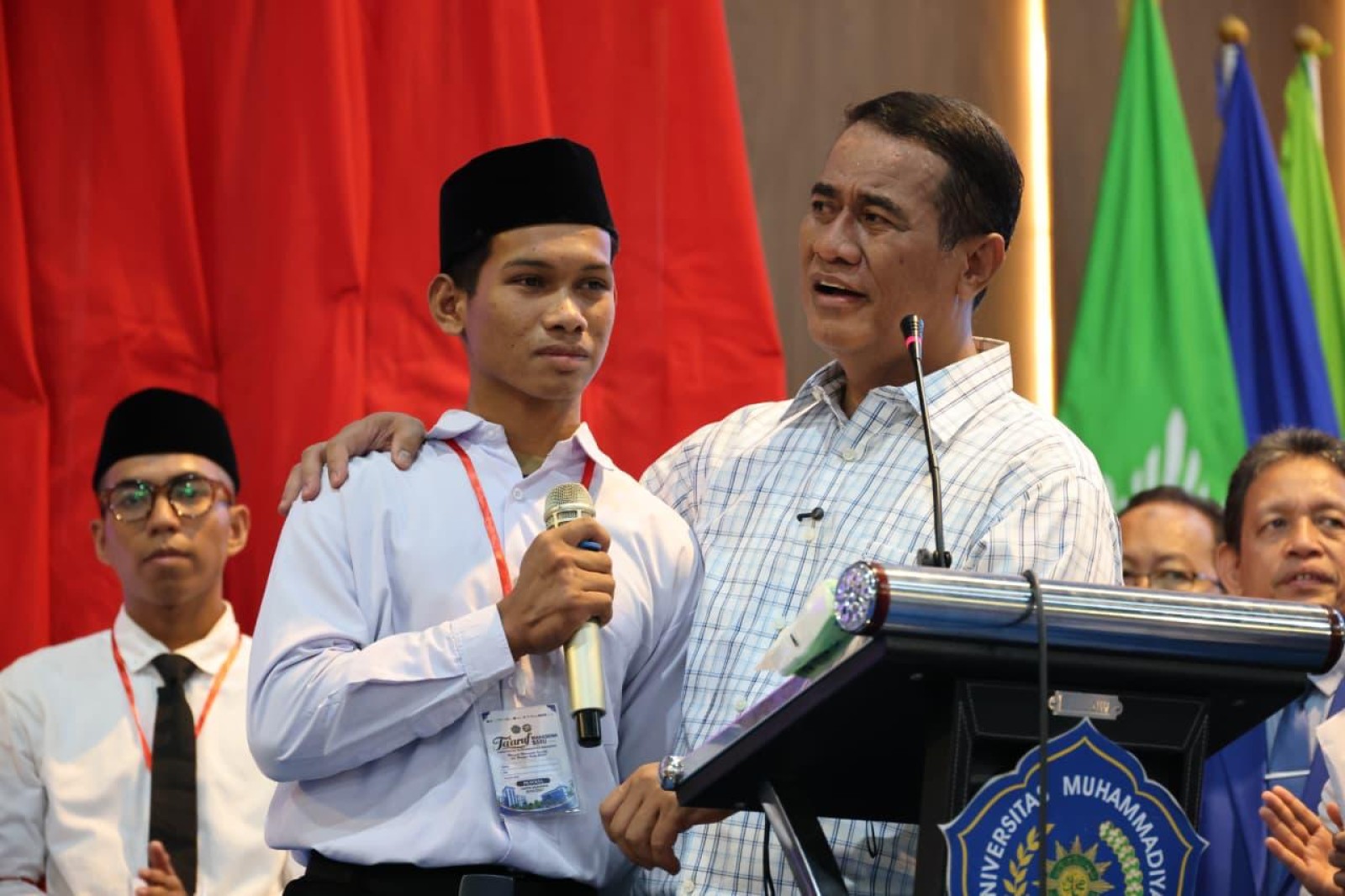 Terharu dengar Kisah Maba Unismuh yang Ditinggal Ayah Sejak Kecil, Mentan Amran Langsung Beri Bantuan