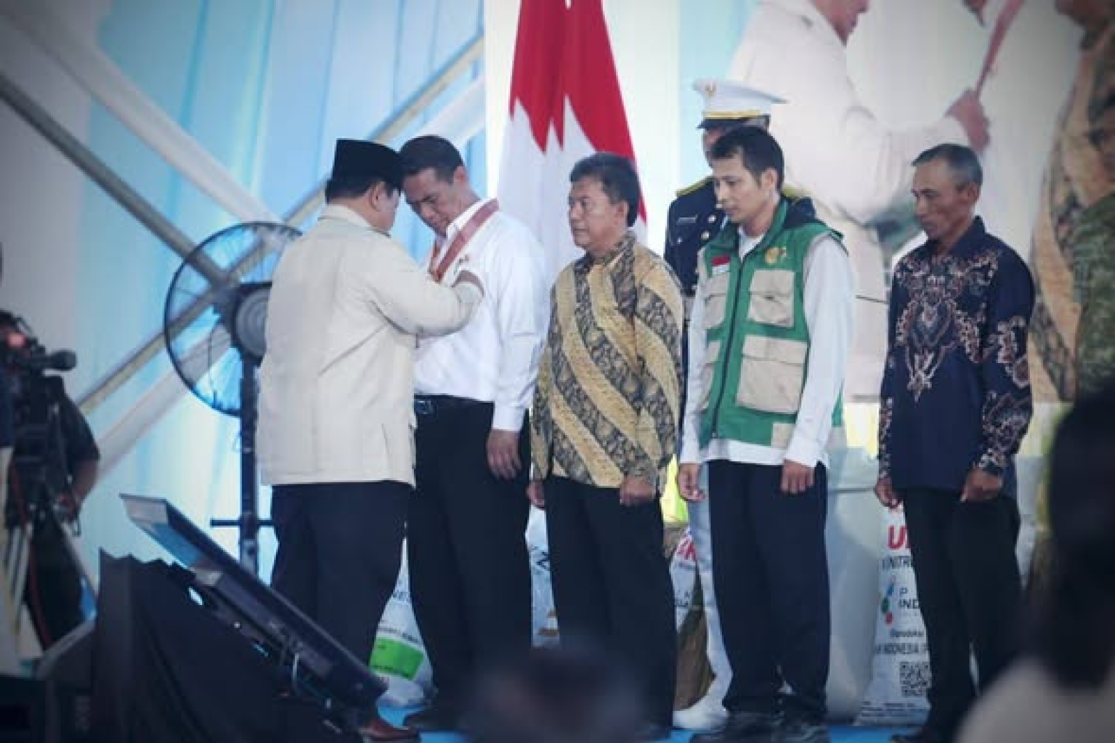 Presiden Prabowo Anugerahkan Bintang Jasa Utama kepada Mentan Amran atas Dedikasi Wujudkan Swasembada Pangan