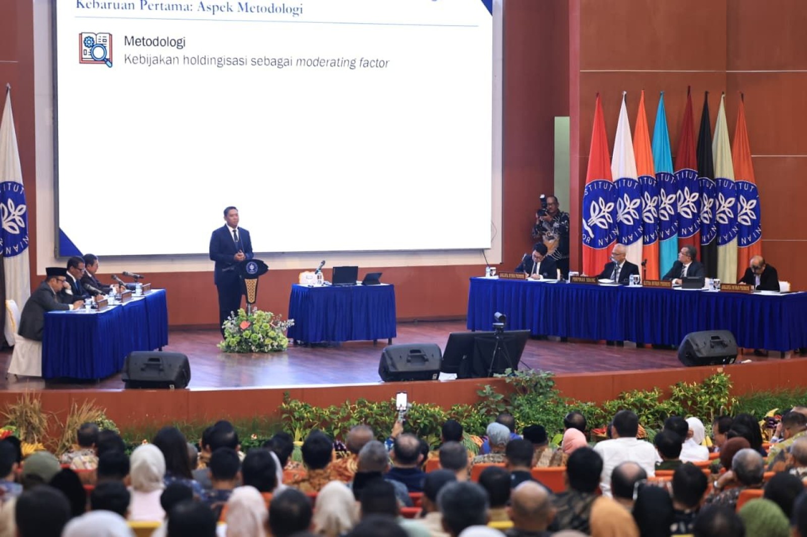 Raih Gelar Doktor, Wamentan Sudaryono: Holdingisasi BUMN Jalan Strategis Negara Bangkitkan Ekonomi dan Pangan Indonesia