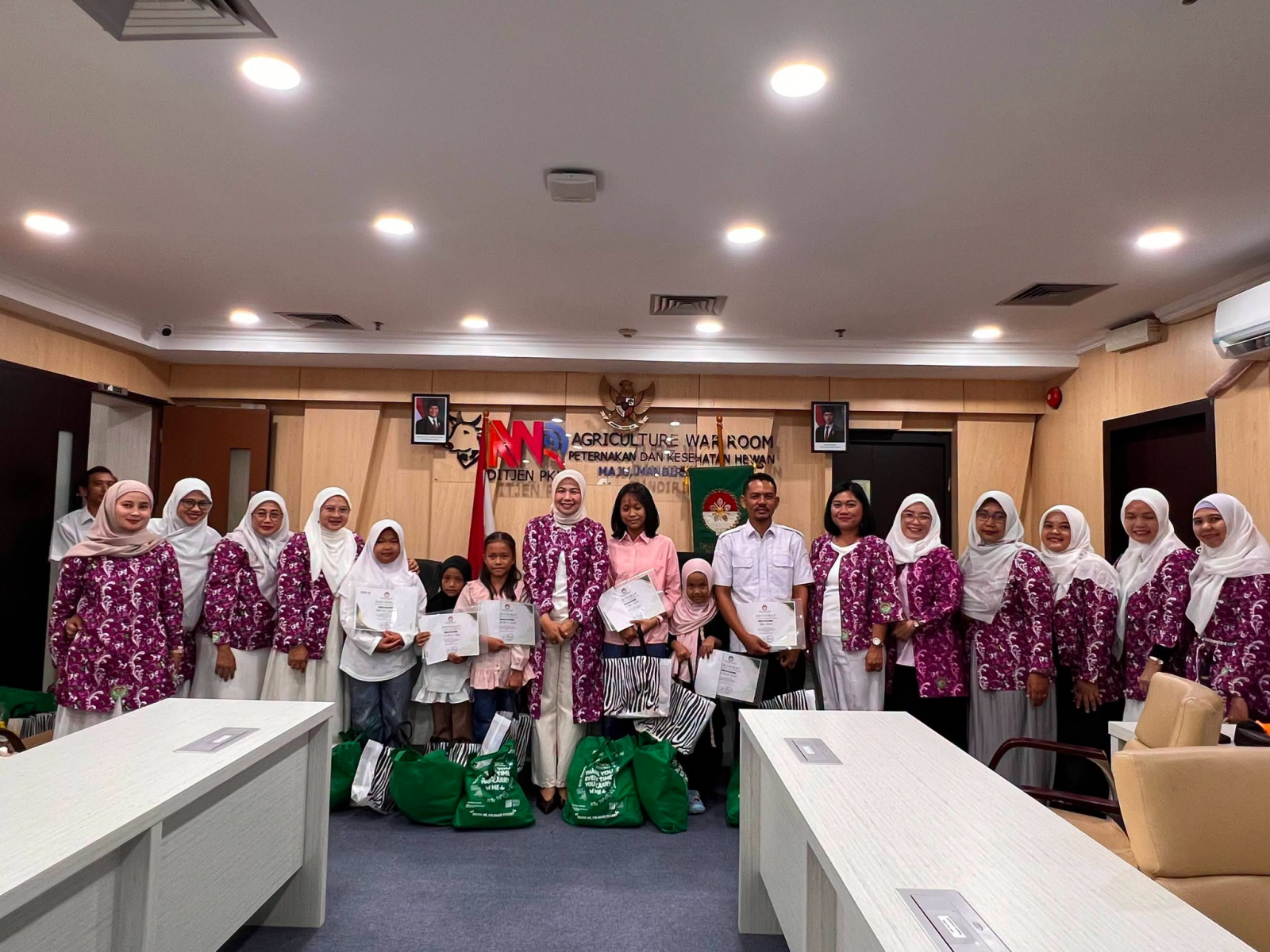 DWP Ditjen PKH Salurkan Beasiswa bagi Anak Tenaga Harian Lepas
