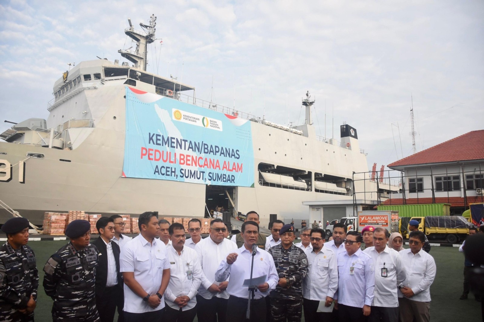 Mentan Amran Kirimkan Bantuan Bencana Sumatera Tahap II Via KRI Surabaya