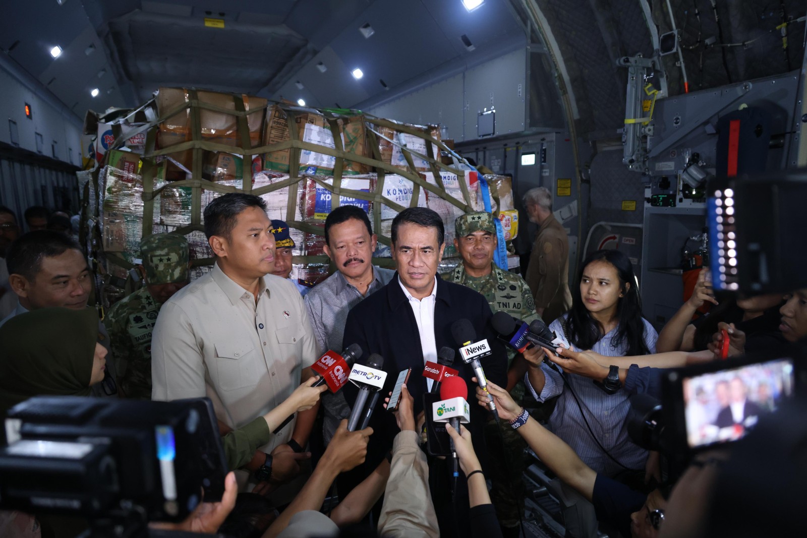 Mentan Amran Lepas Pengiriman Bantuan Banjir Sumatra di Lanud Halim